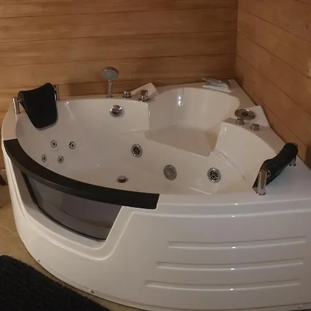 Modern With Jacuzzi In Center